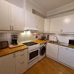 City Center Hills - Lovely 2-Bedroom W Balcony, Amazing Location
