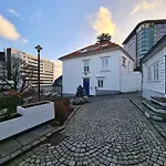 City Center Hills - Lovely 2-Bedroom W Balcony, Amazing Location