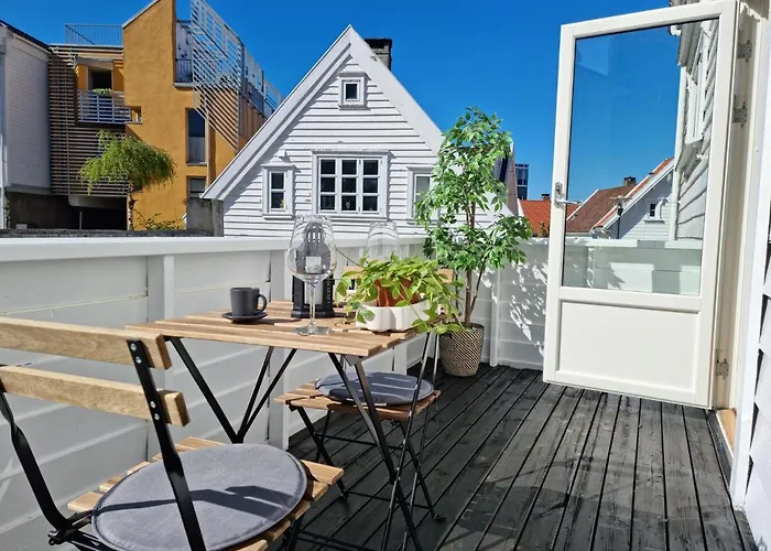 City Center Hills - Lovely 2-Bedroom W Balcony, Amazing Location