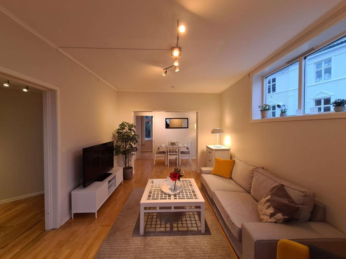 Center Hills - Lovely 2-bedroom W Balcony, Amazing Location *