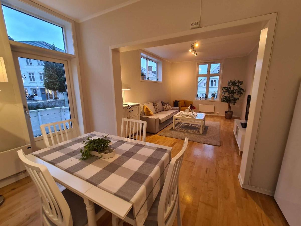 Center Hills - Lovely 2-bedroom W Balcony, Amazing Location Leilighet