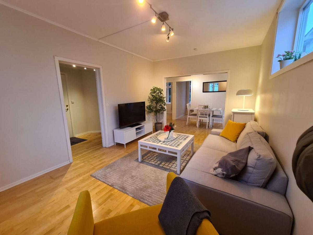Leilighet Center Hills - Lovely 2-bedroom W Balcony, Amazing Location *