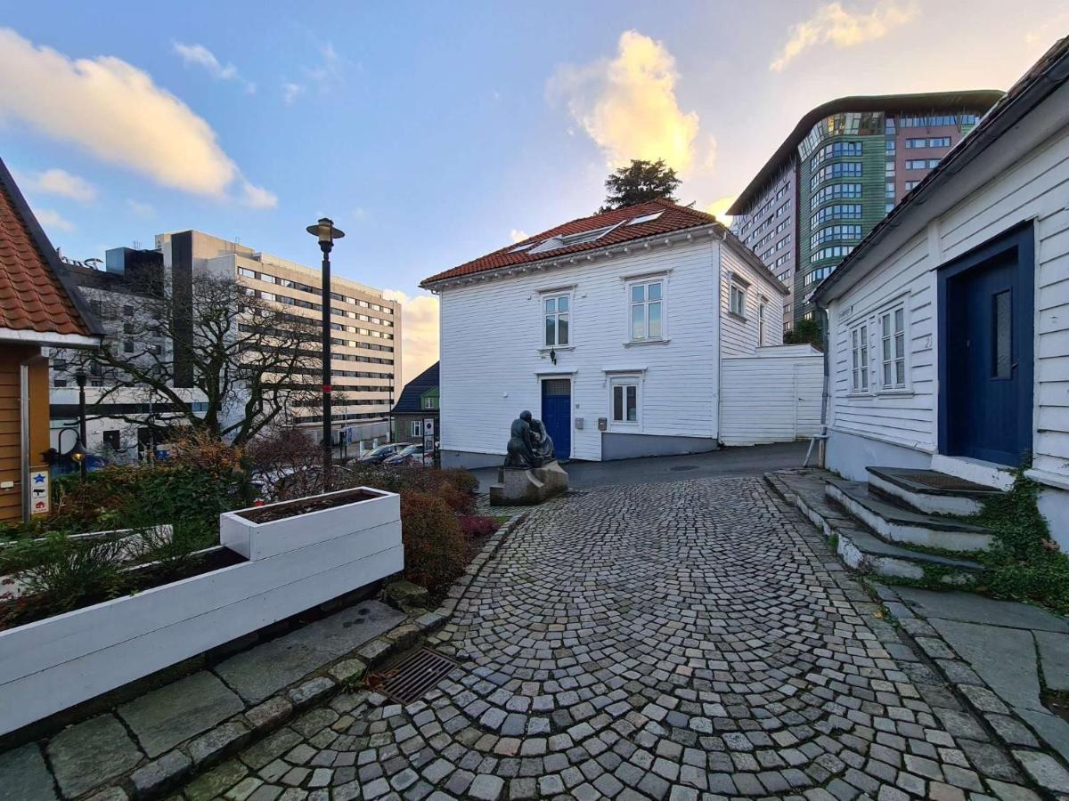 Leilighet Center Hills - Lovely 2-bedroom W Balcony, Amazing Location *