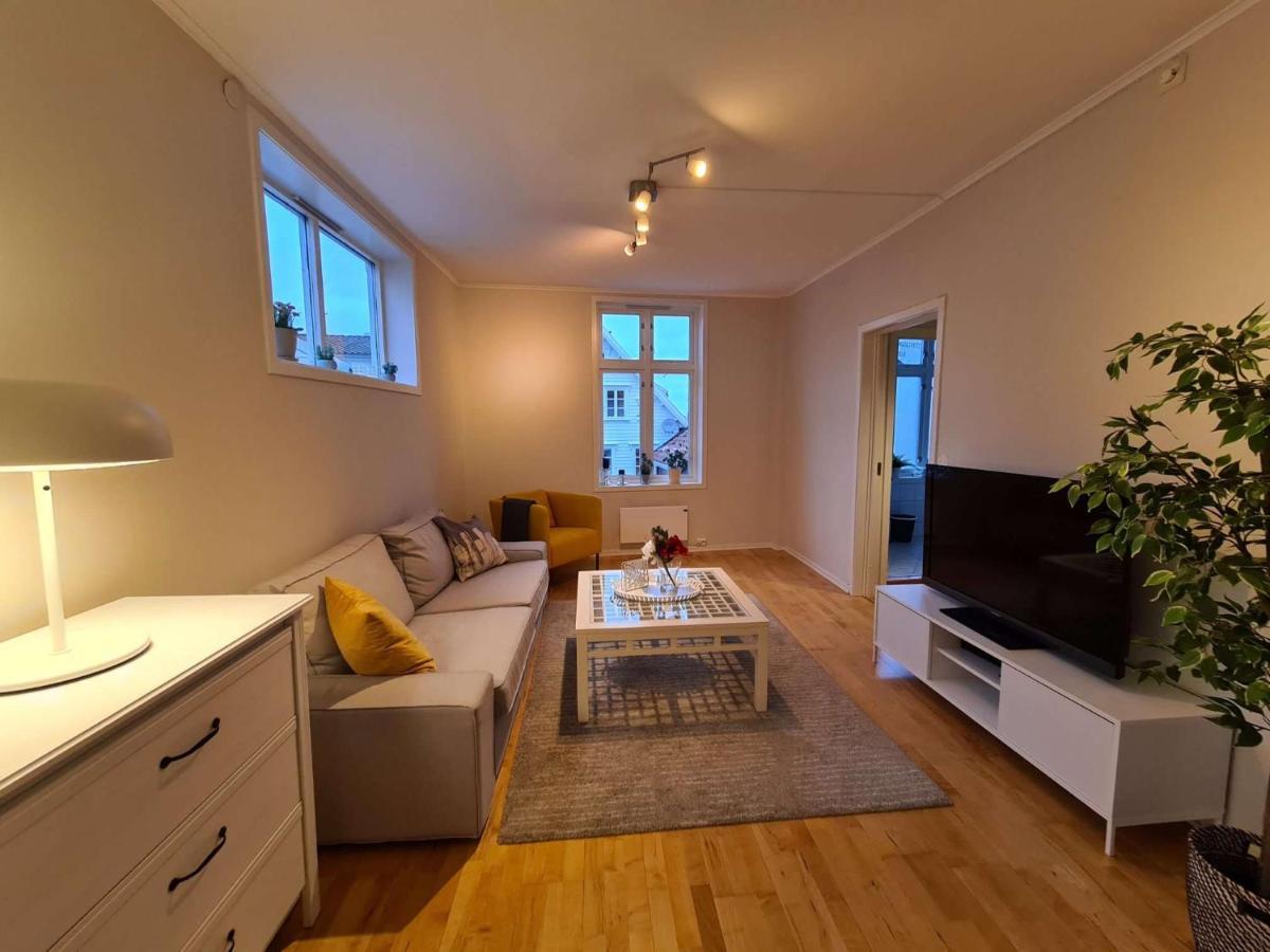 Center Hills - Lovely 2-bedroom W Balcony, Amazing Location *