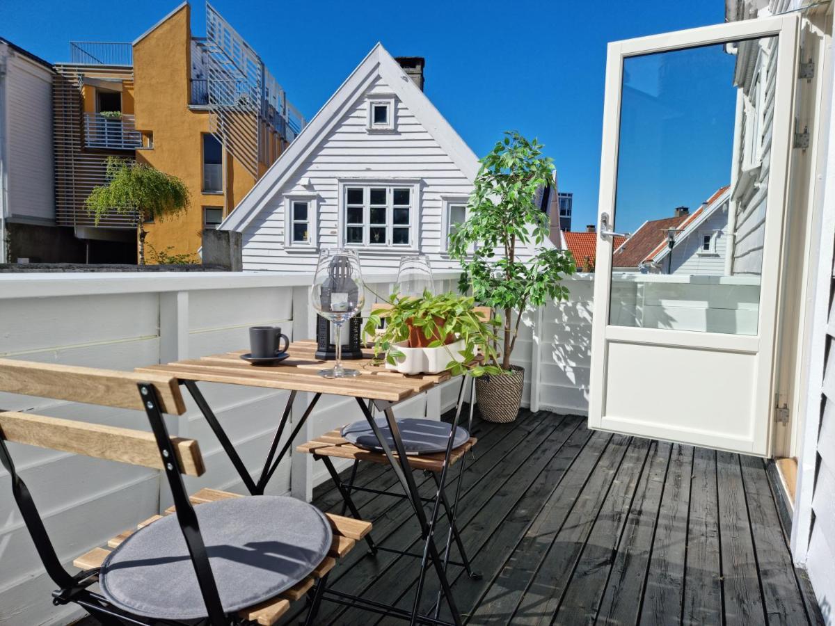 Center Hills - Lovely 2-bedroom W Balcony, Amazing Location Leilighet *
